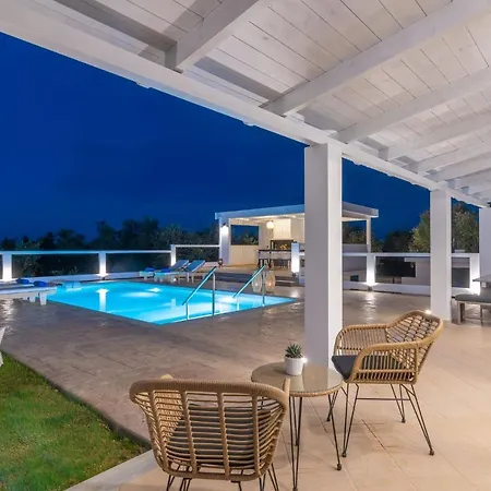 Farao With Private Pool, By Zantewize