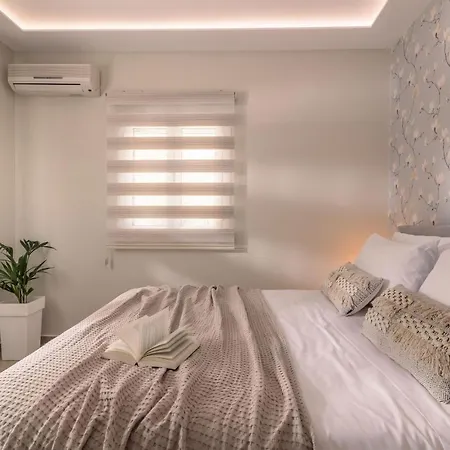 Farao With Private Pool, By Zantewize