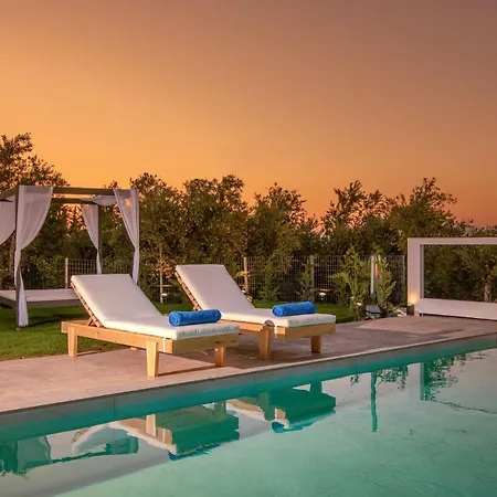 Farao With Private Pool, By Zantewize