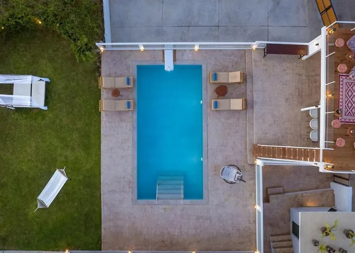 Farao With Private Pool, By Zantewize
